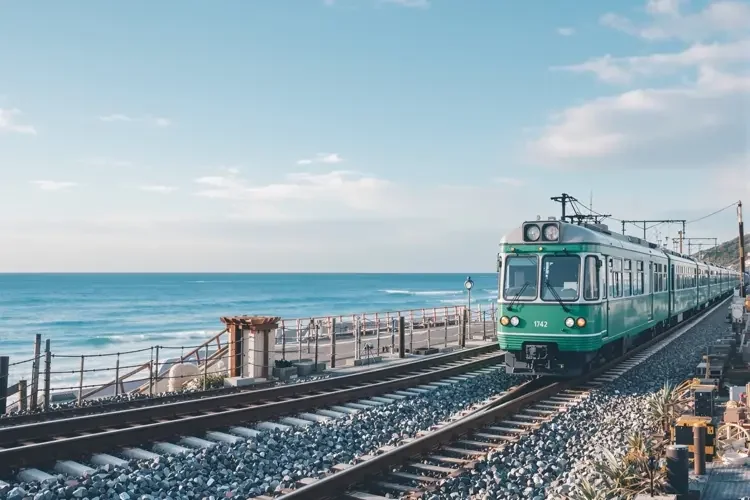 镰仓海岸的复古电车-蘑菇视频旅拍手记